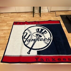 NY Yankees throw blanket